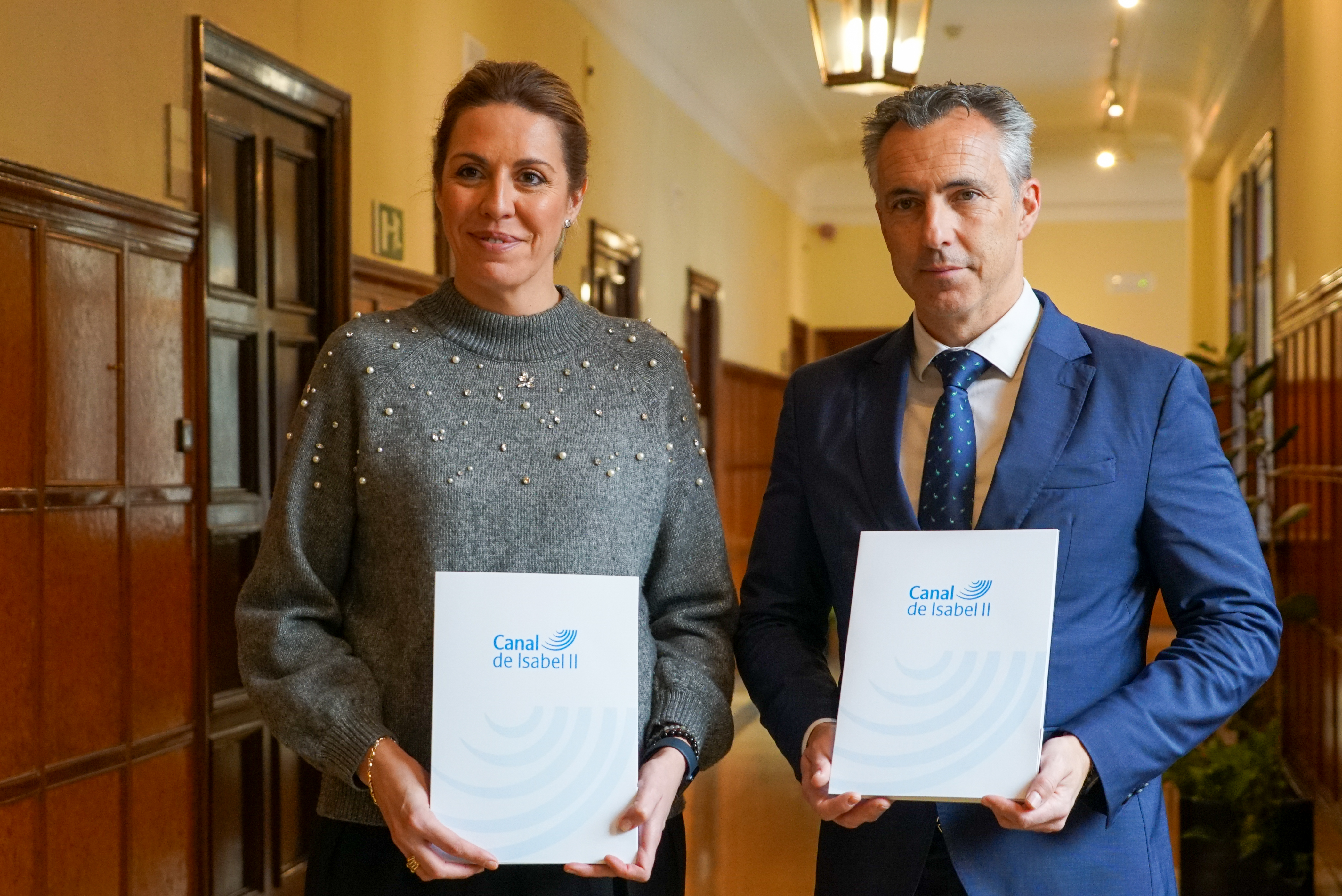 Entrega del convenio a la alcaldesa de Pozuelo